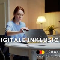 Eine Frau im Rollstuhl sitzt an einem Tisch in einem gemütlich eingerichteten Zimmer und klappt einen Laptop auf. Auf dem Bild steht in großen Buchstaben „DIGITALE INKLUSION“. Unten befindet sich das Logo und die Webadresse von Bürger & Geld.