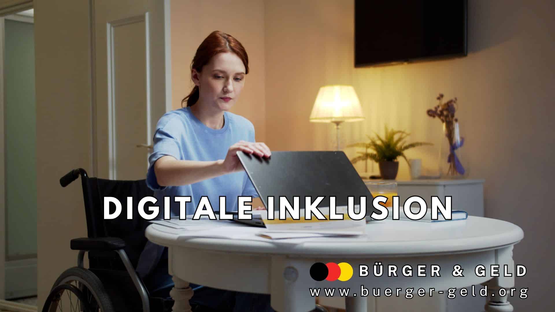 Eine Frau im Rollstuhl sitzt an einem Tisch in einem gemütlich eingerichteten Zimmer und klappt einen Laptop auf. Auf dem Bild steht in großen Buchstaben „DIGITALE INKLUSION“. Unten befindet sich das Logo und die Webadresse von Bürger & Geld.