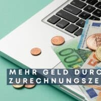 Symbolbild: Euro-Geldscheine und Münzen auf Laptop, Text: Mehr Geld durch Zurechnungszeit bei der EM-Rente