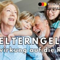 Vierköpfige Familie in gemütlicher Atmosphäre zuhause: Zwei Erwachsene und zwei Kinder sitzen eng beieinander und wirken fröhlich und entspannt. Ein Kind umarmt einen Erwachsenen von hinten. Im Vordergrund steht der Schriftzug „Elterngeld – Auswirkung auf die Rente“. Im oberen Bereich erkennt man das Logo und die Internetadresse des Nachrichtenmagazins „Bürger & Geld“.