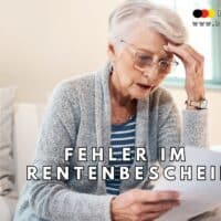 Ältere Frau sitzt nachdenklich auf dem Sofa und hält einen Rentenbescheid in der Hand; im Hintergrund das Logo von BÜRGER & GELD sowie die Website-Adresse www.buerger-geld.org. Der Text "Fehler im Rentenbescheid" ist prominent im Bild eingeblendet.