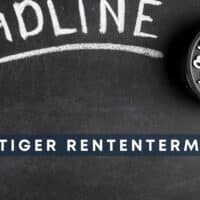 Wandtafel mit dem Wort „Deadline“, daneben eine Uhr und der Hinweis „Wichtiger Rententermin“ – visualisiert die Bedeutung von Fristen bei der Rentenantragstellung, verwendet vom Nachrichtenportal Bürger & Geld.