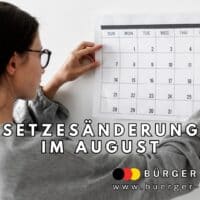 Frau hängt Kalenderblatt für August 2025 an eine Wand. Im Vordergrund steht der Hinweis auf wichtige Gesetzesänderungen im August. Im unteren Bereich ist das Logo von Bürger & Geld sowie die Website www.buerger-geld.org zu sehen.