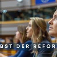 Politikerinnen und Politiker in moderner Parlamentsumgebung während einer Debatte, symbolisch für den Herbst der Reformen in Deutschland; Bild für Artikel auf Bürger & Geld.