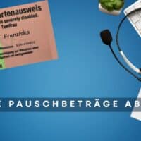 Schwerbehindertenausweis neben Tastatur, Headset und Euro-Scheinen mit Textbanner „Höhere Pauschbeträge ab 2025“ – Symbolbild für Steuererleichterungen bei Schwerbehinderung 2025