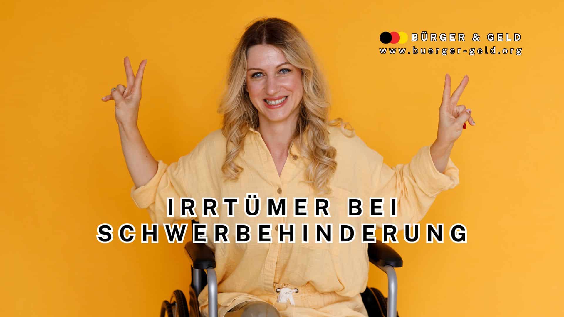 Frau im gelben Hemd sitzt im Rollstuhl vor gelbem Hintergrund und zeigt mit beiden Händen das Victory-Zeichen; Text „Irrtümer bei Schwerbehinderung“ weist auf häufige Missverständnisse zum Thema Schwerbehinderung im Arbeitsleben hin; Bildmotiv für Aufklärung und Inklusion.