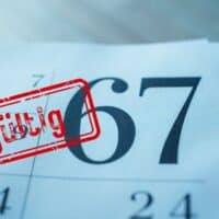 Kalenderblatt mit „67“ und rotem Stempel „Endgültig“ als Symbol für Rentenalteranhebung
