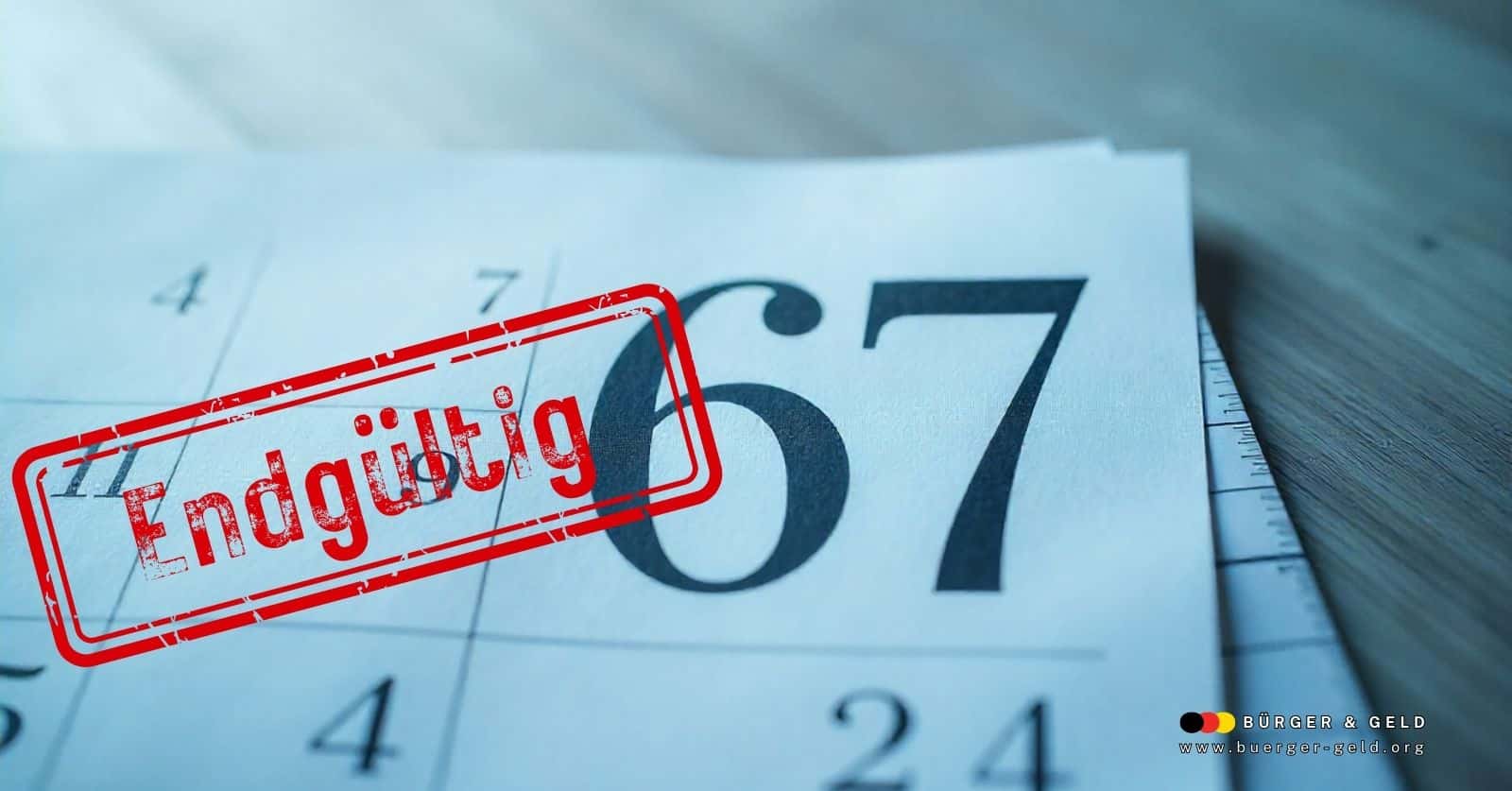 Kalenderblatt mit „67“ und rotem Stempel „Endgültig“ als Symbol für Rentenalteranhebung
