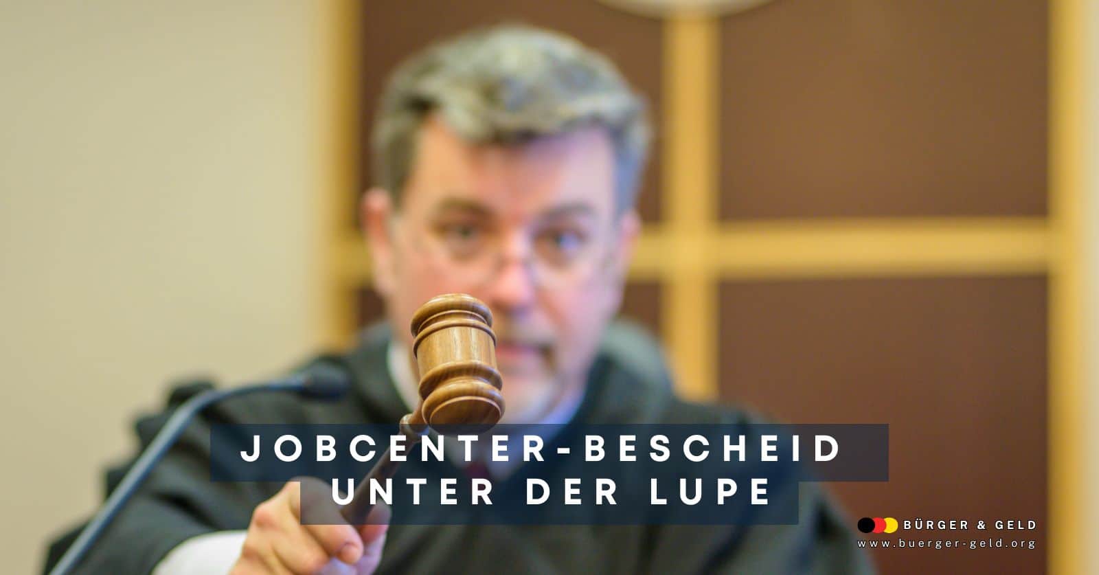 Richter schlägt im Gerichtssaal mit Richterhammer – Symbolbild für Urteil und Gerichtsentscheidung