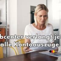 Eine Frau sitzt an einem Küchentisch und schaut auf einen Kontoauszug oder ein Formular. Vor ihr liegen Papiere und ein Stift. Im Hintergrund ist eine moderne Küche mit Regalen, Haushaltsgegenständen und Tageslicht zu sehen. Über das Bild ist ein Text gelegt: „Jobcenter verlangt jetzt alle Kontoauszüge“. Im unteren Bereich befindet sich das Logo von Bürger & Geld sowie die Webadresse www.buerger-geld.org.