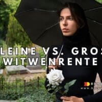Frau in schwarzer Kleidung mit weißer Rose und schwarzem Regenschirm steht auf einem Friedhof; Text: „Kleine vs. Große Witwenrente“. Symbolfoto zur Erklärung der Unterschiede zwischen kleiner und großer Witwenrente, eingebettet in einen Artikel von Bürger & Geld, Nachrichtenmagazin des Vereins Für soziales Leben e. V.