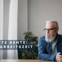 Senior sitzt am Tisch und blickt aus dem Fenster, Symbol für gerechte Renten und das Konzept der Lebensarbeitszeit, Illustration für Bürger & Geld.