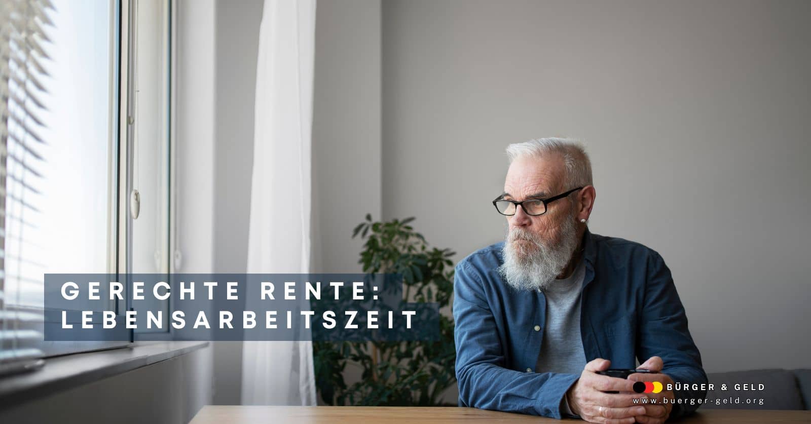 Senior sitzt am Tisch und blickt aus dem Fenster, Symbol für gerechte Renten und das Konzept der Lebensarbeitszeit, Illustration für Bürger & Geld.