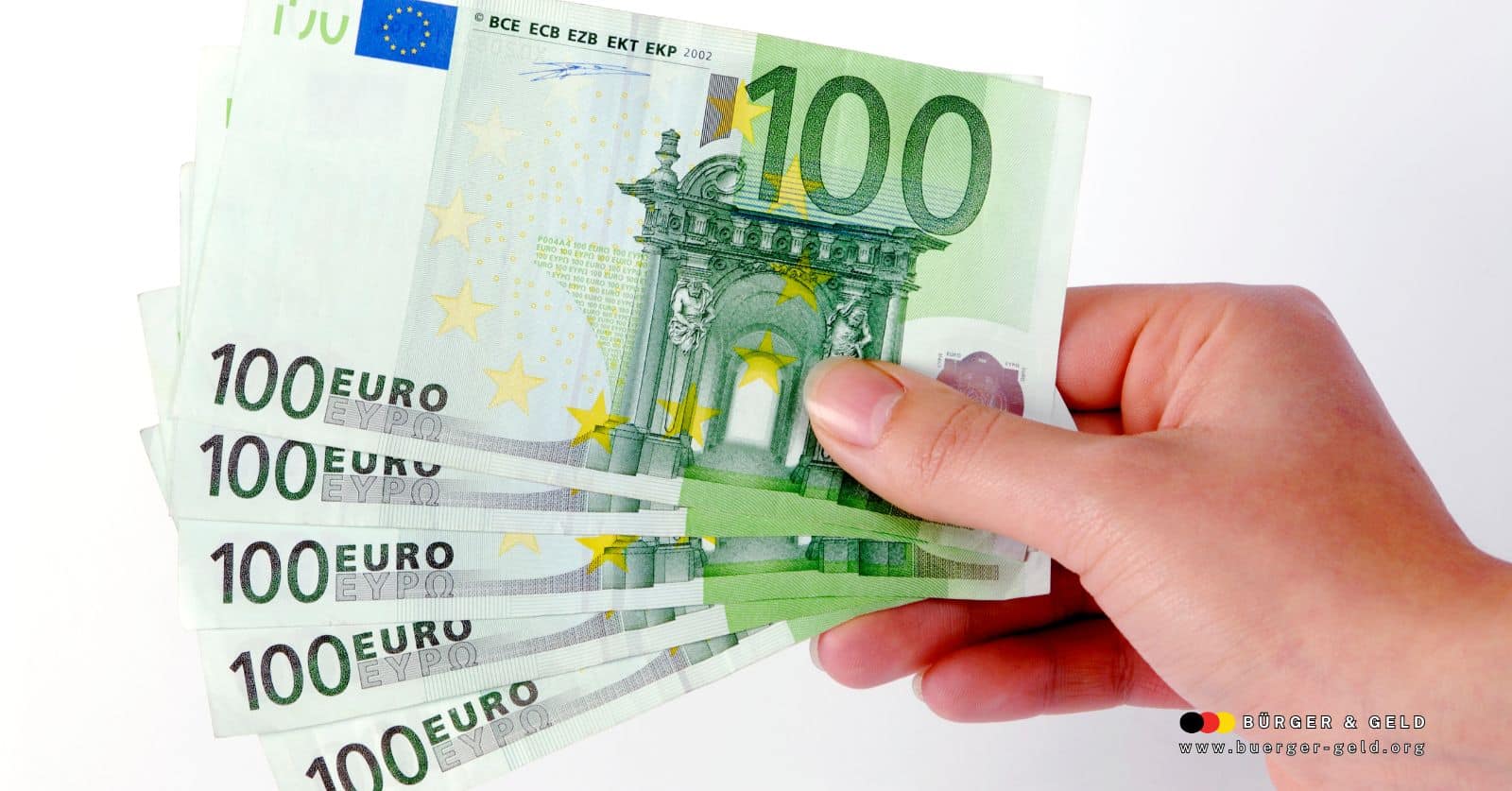 Hand hält mehrere 100-Euro-Scheine: Symbolbild für steuerfreie Überstundenzuschläge und mehr Netto durch Steuerentlastung 2025.