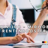 Frau am Schreibtisch mit Brille in der Hand arbeitet am Laptop, Text auf dem Bild: „Minijob – Midijob Rentenbooster“, Logo von Bürger & Geld unten rechts.