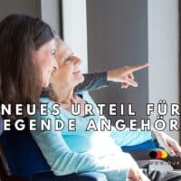 Zwei Frauen sitzen gemeinsam am Fenster; eine zeigt nach draußen. Im Vordergrund steht der Hinweis: „Neues Urteil für pflegende Angehörige“. Unten rechts ist das Logo von Bürger & Geld mit der Webadresse www.buerger-geld.org.