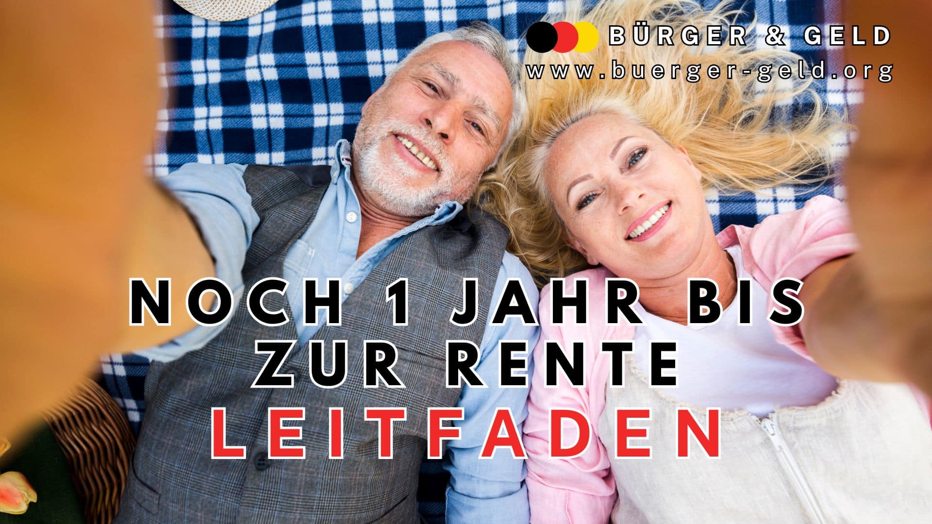 Zwei ältere Menschen liegen entspannt auf einer karierten Decke im Grünen und machen ein Selfie. Oben rechts steht das Logo von "Bürger & Geld" und die Website "www.buerger-geld.org". Über das Bild ist in großen schwarzen und roten Buchstaben der Schriftzug "Noch 1 Jahr bis zur Rente Leitfaden" eingeblendet.