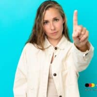 Junge Frau hebt mahnend den Zeigefinger