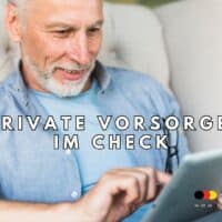 Ein älterer Mann sitzt entspannt in einem beigen Sessel und nutzt ein Tablet. Im Vordergrund steht der Schriftzug „Private Vorsorge im Check“ sowie das Logo von Bürger & Geld mit dem Hinweis auf www.buerger-geld.org.