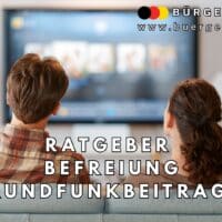 Ein Paar sitzt auf einem Sofa und schaut gemeinsam auf einen Fernseher. Im Vordergrund ist ihr Rücken zu sehen, im Hintergrund ist unscharf der Fernsehbildschirm erkennbar. Oben rechts befinden sich das Logo sowie die Internetadresse von „Bürger & Geld“. In der Bildmitte steht in großen, weißen Buchstaben: „Ratgeber Befreiung Rundfunkbeitrag“