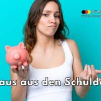 Eine junge Frau steht vor einem türkisfarbenen Hintergrund, hält ein rosa Sparschwein in der einen Hand und macht mit der anderen eine fragende Geste. Sie trägt ein weißes Oberteil. Im Bild oben rechts befindet sich das Logo des Projekts „Bürger & Geld“ sowie die Website-Adresse www.buerger-geld.org. Unten im Bild steht der Text: „Raus aus den Schulden“.