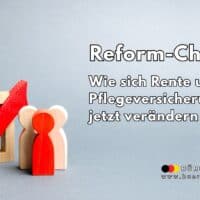 Holzfiguren, die eine Familie symbolisieren, stehen neben einem roten Haken in einem Holzrahmen. Rechts im Bild befindet sich ein Textfeld mit der Überschrift „Reform-Check: Wie sich Rente und Pflegeversicherung jetzt verändern“. Unten rechts sind das Logo und der Schriftzug von „Bürger & Geld“ sowie die Website-Adresse www.buerger-geld.org.
