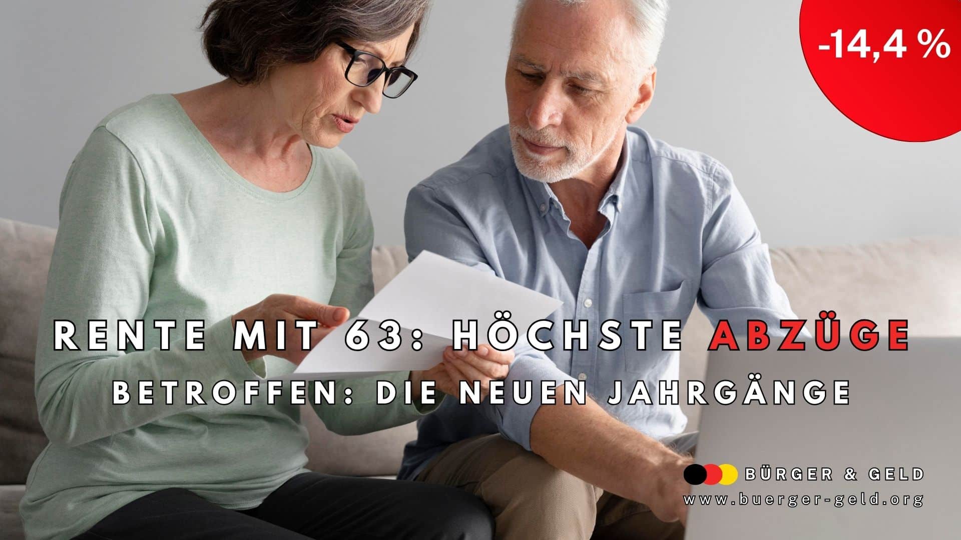 Älteres Paar sitzt gemeinsam auf dem Sofa und betrachtet angestrengt einen Rentenbescheid; im Bild prominent hervorgehoben: „Rente mit 63: Höchste Abzüge – betroffen: die neuen Jahrgänge“ sowie Symbol für -14,4 % Abschlag.