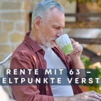 Älterer Mann sitzt entspannt im Garten an einem Tisch mit Laptop und Kaffeetasse und informiert sich über die Rente mit 63 sowie Entgeltpunkte. Schriftzug „Rente mit 63 – Entgeltpunkte verstehen“ und Logo von Bürger & Geld sind sichtbar.