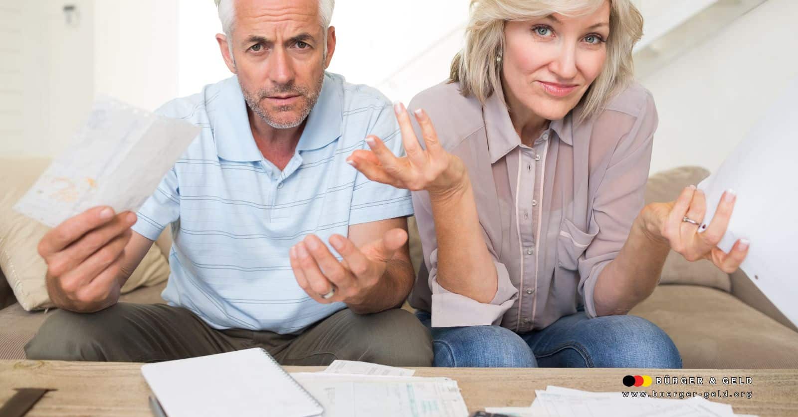 Seniorenpaar mit Rentenunterlagen diskutiert über Versorgungsausgleich und Aufteilung der Rente bei Scheidung, Symbolfoto für finanzielle Unsicherheit im Alter.