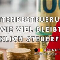 Stapel von Euro-Münzen und ein 100-Euro-Schein im Hintergrund; im Vordergrund ein roter Pfeil nach oben. Darüber steht in großer Schrift: "Rentenbesteuerung: Wie viel bleibt wirklich steuerfrei?" Im unteren Bereich des Bildes ist das Logo von "Bürger & Geld" sowie die Website "www.buerger-geld.org" zu sehen.