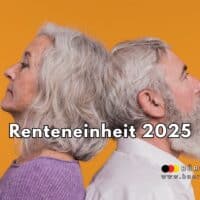 Eine ältere Frau und ein älterer Mann mit grauen Haaren sitzen Rücken an Rücken vor einem einfarbigen orangefarbenen Hintergrund. Beide tragen dezente Kleidung in Pastellfarben. In der Bildmitte steht der Schriftzug „Renteneinheit 2025“. In der unteren rechten Ecke ist das Logo von Bürger & Geld mit Webadresse platziert.