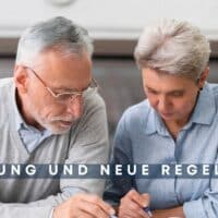 Älteres Paar prüft gemeinsam Unterlagen zu Rentenerhöhung und neuen Regeln für Rentner 2025, Text „Erhöhung und neue Regeln 2025“, Bürger & Geld, buerger-geld.org.