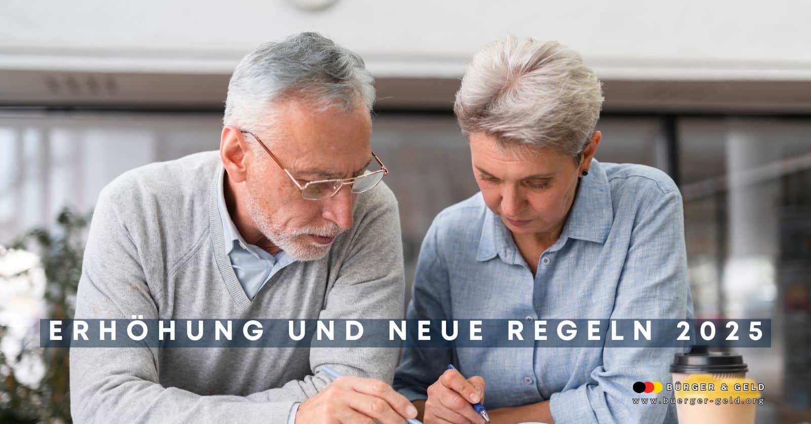 Älteres Paar prüft gemeinsam Unterlagen zu Rentenerhöhung und neuen Regeln für Rentner 2025, Text „Erhöhung und neue Regeln 2025“, Bürger & Geld, buerger-geld.org.