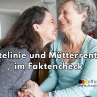 Zwei Frauen unterschiedlichen Alters sitzen sich in einem Wohnzimmer gegenüber, halten sich an den Händen und beugen sich einander vertrauensvoll zu. Im Vordergrund ist die Hand der älteren Frau mit einem auffälligen Ring zu sehen. Im Hintergrund erkennt man eine moderne, helle Wohnzimmereinrichtung mit Couch, Stühlen und Dekoration. Im Bild ist zudem ein großer Text eingeblendet: „Haltelinie und Mütterrente III im Faktencheck“. In der rechten unteren Ecke steht das Logo und der Name „Bürger & Geld“ sowie die URL „www.buerger-geld.org“.