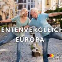 Ein älteres Paar steht auf einer gepflasterten Straße in einer europäischen Altstadt und hält balancierend jeweils einen Arm und ein Bein ausgestreckt. Beide tragen legere Kleidung in hellen Farben und wirken fröhlich. Im Vordergrund steht in großen Buchstaben „Rentenvergleich Europa“. Unten rechts befindet sich das Logo und die Webadresse von „Bürger & Geld“.