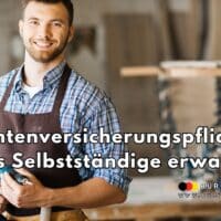 Ein selbstständiger Handwerker steht in einer Werkstatt und trägt ein kariertes Hemd sowie eine braune Schürze. Er hält ein Werkzeug in den Händen, im Hintergrund sind unscharf Werkbänke und Arbeitsmaterialien zu erkennen. Im Vordergrund ist der Text „Rentenversicherungspflicht: Was Selbstständige erwartet“ eingeblendet, unten rechts das Logo und die Webadresse von Bürger & Geld.