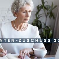 Rentnerin beantragt Rentenzuschuss 2025 am Schreibtisch, Symbolbild für finanzielle Zusatzleistungen im Alter