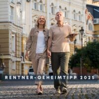 Älteres Paar spaziert entspannt durch eine malerische, baltische Altstadt – Symbolbild für Luxusruhestand und Rentnerparadies Estland, Rentner-Geheimtipp 2025.