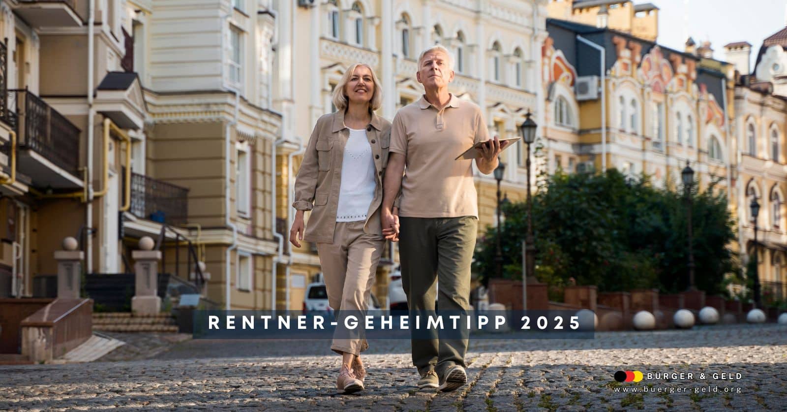 Älteres Paar spaziert entspannt durch eine malerische, baltische Altstadt – Symbolbild für Luxusruhestand und Rentnerparadies Estland, Rentner-Geheimtipp 2025.