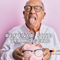 Ein älterer Mann mit weißem Haar und bunt gepunktetem Hemd hält ein rosafarbenes Sparschwein mit aufgesetzter Brille vor einem pastellrosa Hintergrund.