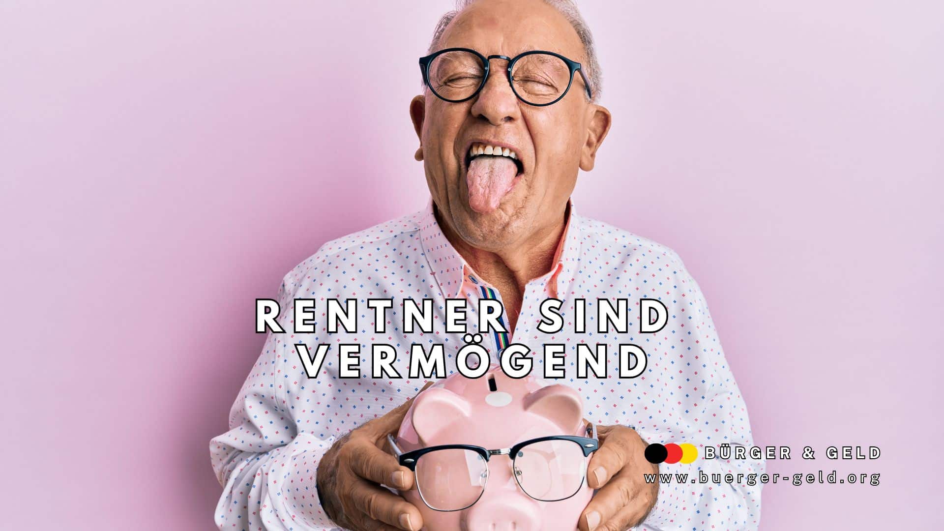 Ein älterer Mann mit weißem Haar und bunt gepunktetem Hemd hält ein rosafarbenes Sparschwein mit aufgesetzter Brille vor einem pastellrosa Hintergrund.