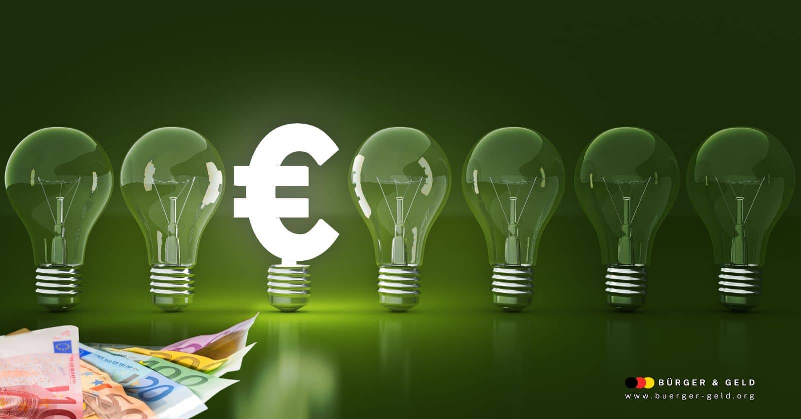 Glühbirnen und Eurozeichen symbolisieren sinkende Stromkosten für Rentner 2026, vorne Euro-Banknoten, Bürger & Geld Logo unten rechts.