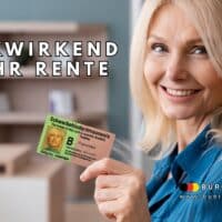 Frau hält einen deutschen Schwerbehindertenausweis und informiert über rückwirkend mehr Rente für Menschen mit Schwerbehinderung; Text: „Rückwirkend mehr Rente“, Logo von Bürger & Geld und Webadresse buerger-geld.org, Szene im Büro.