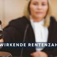 Richterin fällt Urteil zur rückwirkenden Rentenzahlung mit Richterhammer im Gerichtssaal – Thema Rentenversicherung