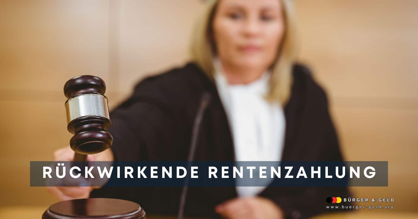 Richterin fällt Urteil zur rückwirkenden Rentenzahlung mit Richterhammer im Gerichtssaal – Thema Rentenversicherung