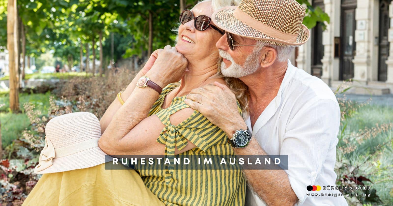 Älteres Paar genießt entspannt den Ruhestand im Ausland auf einer sonnigen Parkbank – Symbolbild für Lebensqualität und Vielfalt im Alter.