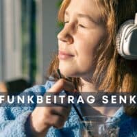 Person mit Kopfhörern genießt entspannt ein Getränk in heller Umgebung – Symbolbild für Teilhabe am Rundfunk und finanzielle Entlastung beim Rundfunkbeitrag durch Sozialleistungen.