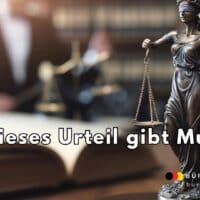Symbolbild einer Justitia-Statue mit Augenbinde und Waage vor einem offenen Gesetzbuch im Gerichtssaal, Text: 'Dieses Urteil gibt Mut', Hinweis auf das Thema Schwerbehindertenausweis und motivierendes Gerichtsurteil, Quelle: buerger-geld.org
