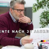 Ein Mann mit grauen Haaren sitzt am Schreibtisch im Büro, betrachtet Rentenunterlagen mit Diagrammen und Auswertungen. Auf dem Bild steht: „Rente nach 35 Jahren“. Im Vordergrund das Logo von BÜRGER & GELD sowie die Website www.buerger-geld.org. Die Szene vermittelt das Thema Altersvorsorge und Rentenberechnung nach 35 Versicherungsjahren.