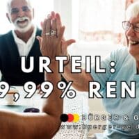 Drei ältere Menschen sitzen fröhlich an einem Tisch. Zwei Frauen geben sich lachend ein High Five, im Hintergrund lacht ein Mann. Groß im Bild steht der Text: "URTEIL: 99,99% RENTE". Unten rechts das Logo und der Schriftzug: "BÜRGER & GELD, www.buerger-geld.org".